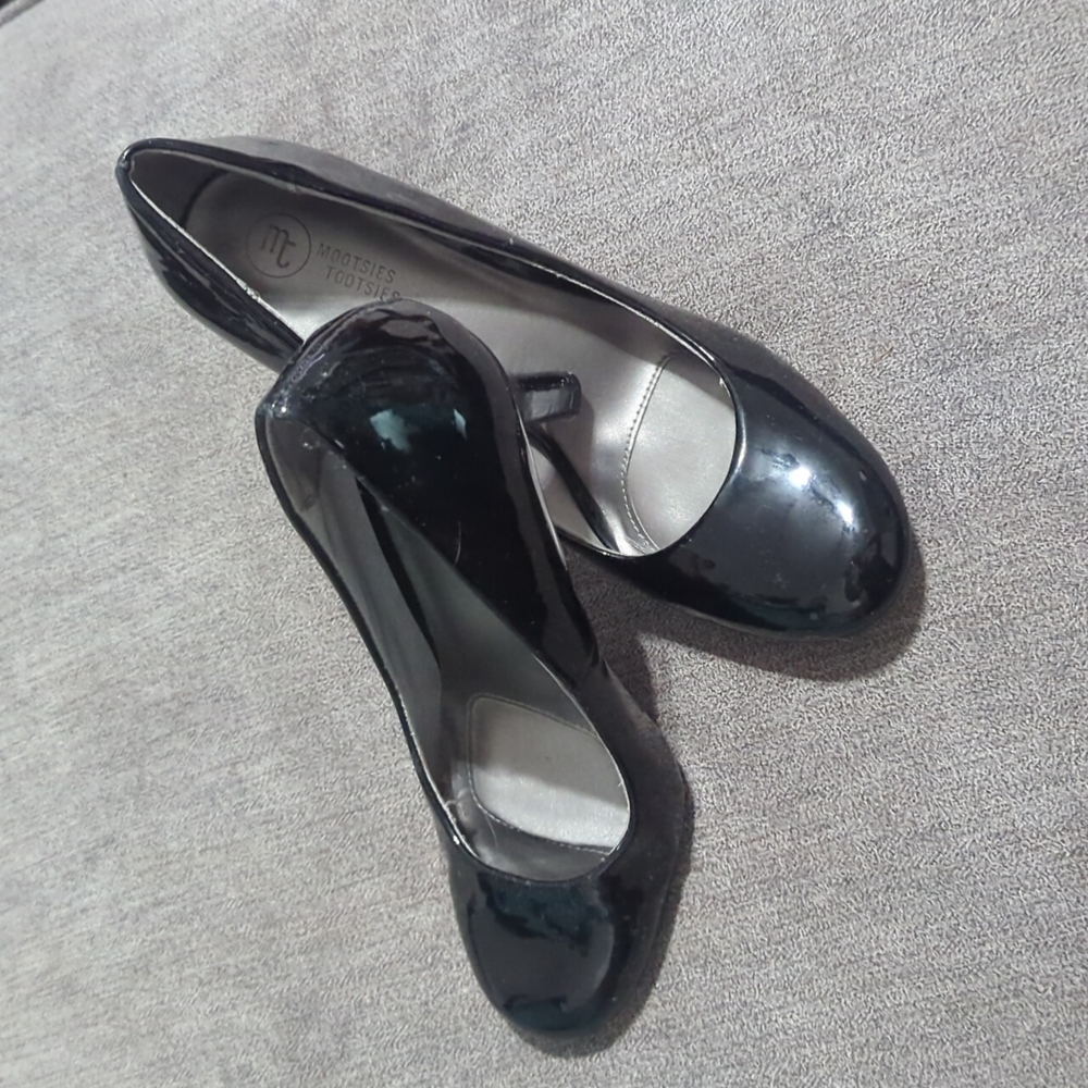 Like New! Shiny Black Heels size 9.5